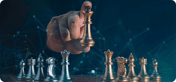 Mano de un hombre sujetando una ficha de rey en un ajedrez haciendo referencia a que el contenido es el rey como tendencia de marketing digital