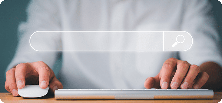Imagen de una persona con sus manos en un teclado y un mouse a punto de hacer una investigación de hashtags