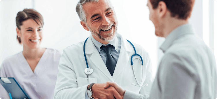 Personal médico saludándose con especialista de marketing del sector salud
