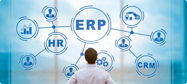 Dueño de negocio frente a un mapa mental con las siglas ERP, HR y CRM en referencia a la decisión entre un ERP y un CRM