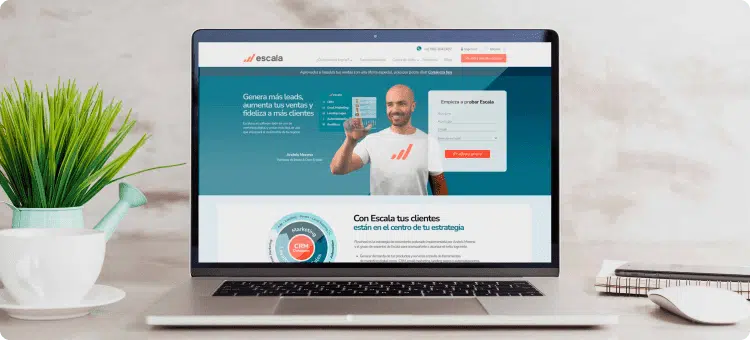 Pantalla de un computador portátil en la página de inicio de Escala, la plataforma de marketing y ventas todo en uno