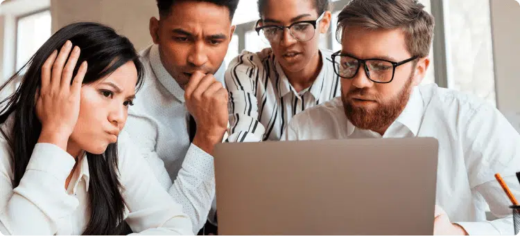 Grupo de empleados preocupados frente a un computador en referencia al mito de que la automatización reemplaza puestos de trabajo