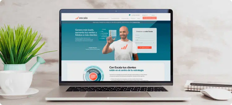 Pantalla de un computador con la herramienta de automatización de Escala en referencia a la plataforma todo en uno de marketing y ventas en Español
