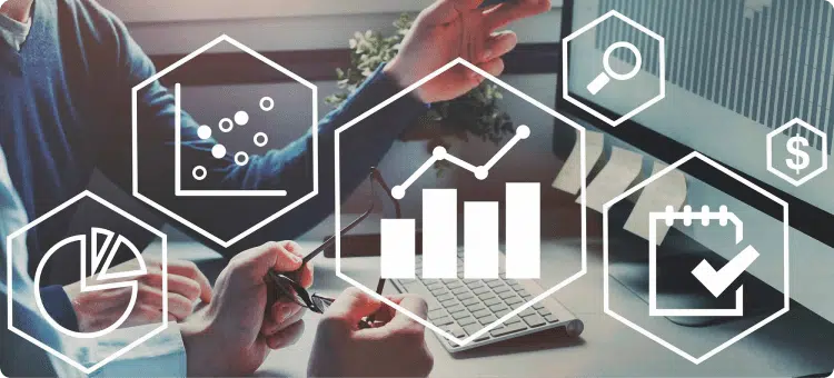 Ilustración de dos personas trabajando en su computador con gráficos de crecimiento en referencia al funcionamiento del proceso de gestión de ventas