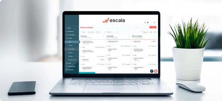 Pantalla de un computador con la plataforma de automatización de Escala