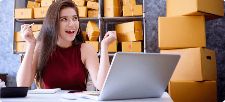 Ilustración de una mujer feliz en referencia a consejos para vender productos en línea, recomendaciones y ejemplos