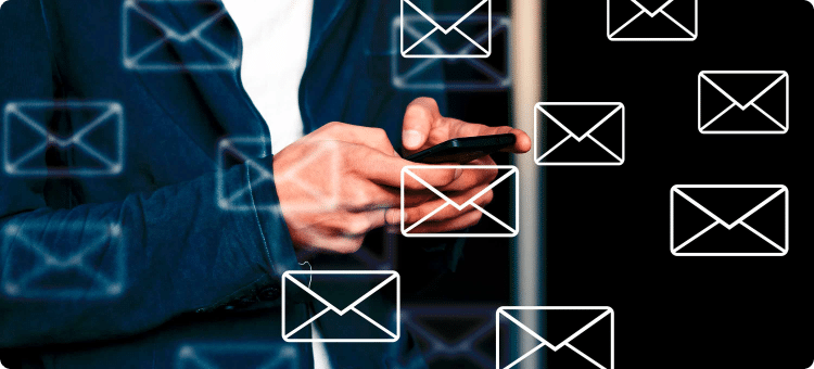 Ilustración de un hombre navegando en su celular con símbolos de email a su alrededor en referencia a la importancia de elegir la herramienta de email marketing adecuada
