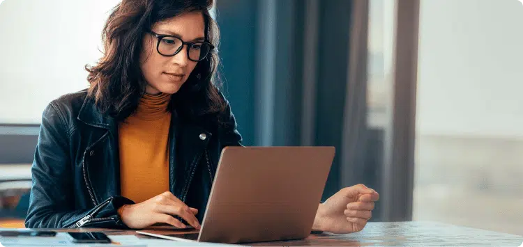 Ilustración en referencia a los principales beneficios de adoptar estrategias de marketing digital