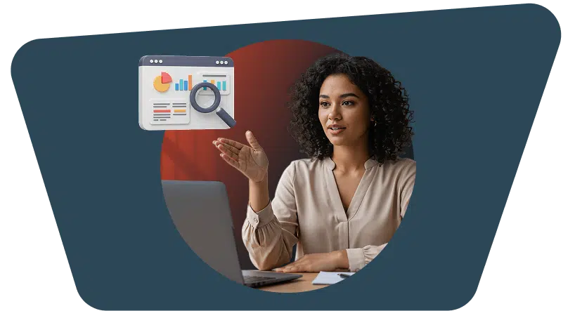 Profesional analizando datos de clientes en un CRM para mejorar ventas y experiencia del cliente