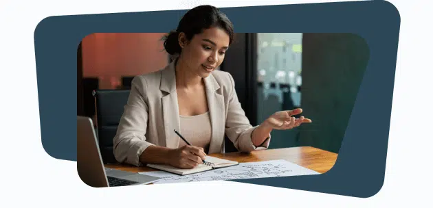 Ejecutiva planificando estrategia comercial en papel para crear un plan de ventas efectivo