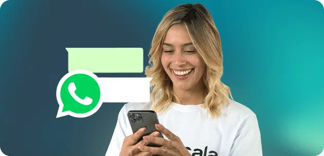 Mujer enviando mensajes por WhatsApp a clientes desde su celular como parte de una estrategia de ventas personalizada y automatizada
