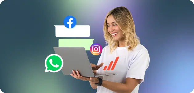 Mujer gestionando mensajes de Facebook, Instagram y WhatsApp desde una sola plataforma omnicanal en su laptop
