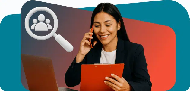 Mujer realizando prospección de clientes por teléfono y gestionando leads calificados con apoyo de herramientas digitales
