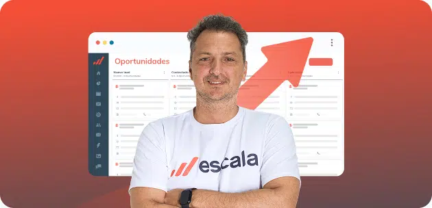 Ejecutivo gestionando oportunidades en un CRM con registro de ventas que impulsa el crecimiento del negocio