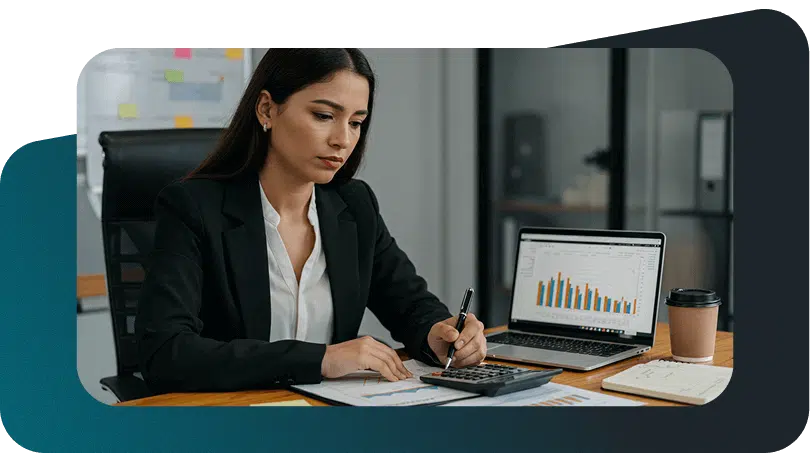 Ejecutiva creando un presupuesto de ventas con gráficos y proyecciones para definir metas comerciales y planificar ingresos en una pyme