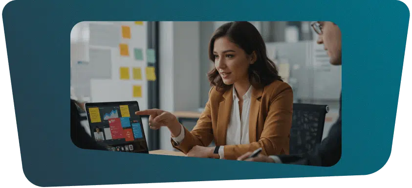 Ejecutivos analizando gráficos de desempeño y herramientas de ventas y marketing en laptop para impulsar resultados comerciales
